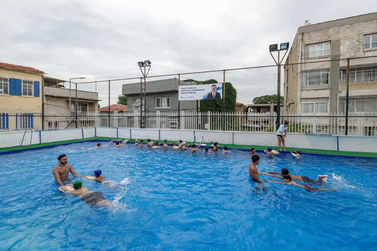 Büyükşehir’in portatif havuzu çocukların yazına neşe kattı
