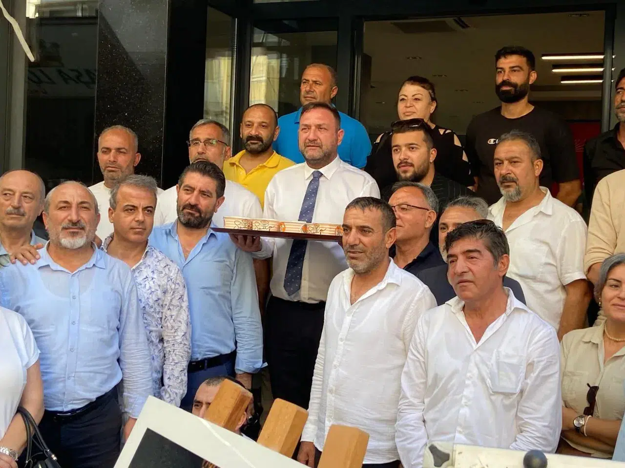 CHP İzmir Başkanı Gümrükçü, aşure dağıtımıyla dayanışma mesajı verdi