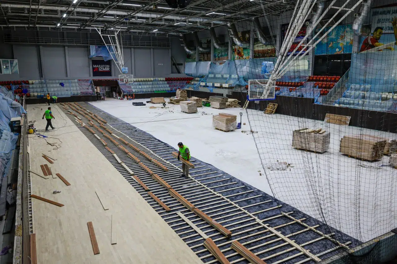 İzmir'deki Celal Atik Spor Salonu, modernizasyon için kapsamlı yenileme çalışmalarına başladı