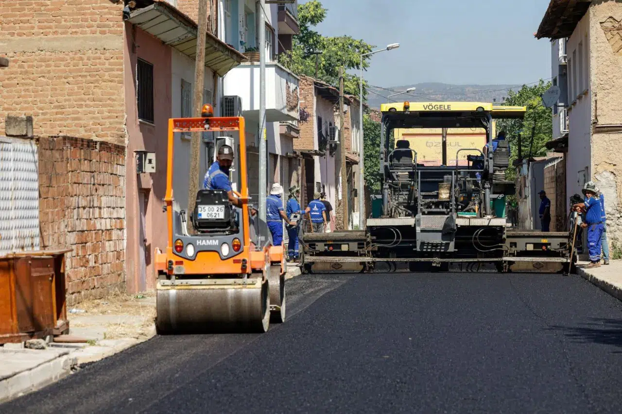 İzmir Büyükşehir Belediyesi, Küçük Menderes'te 16 km yol yenileme çalışmaları başlattı