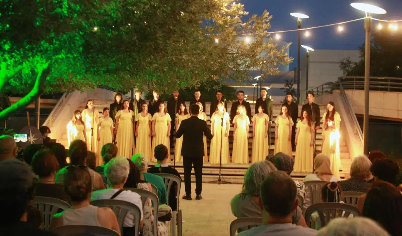 İzmir'de Zeytin Altında Yaza Merhaba: Swara Gençlik Korosu İle İlk Konser Coşkusu