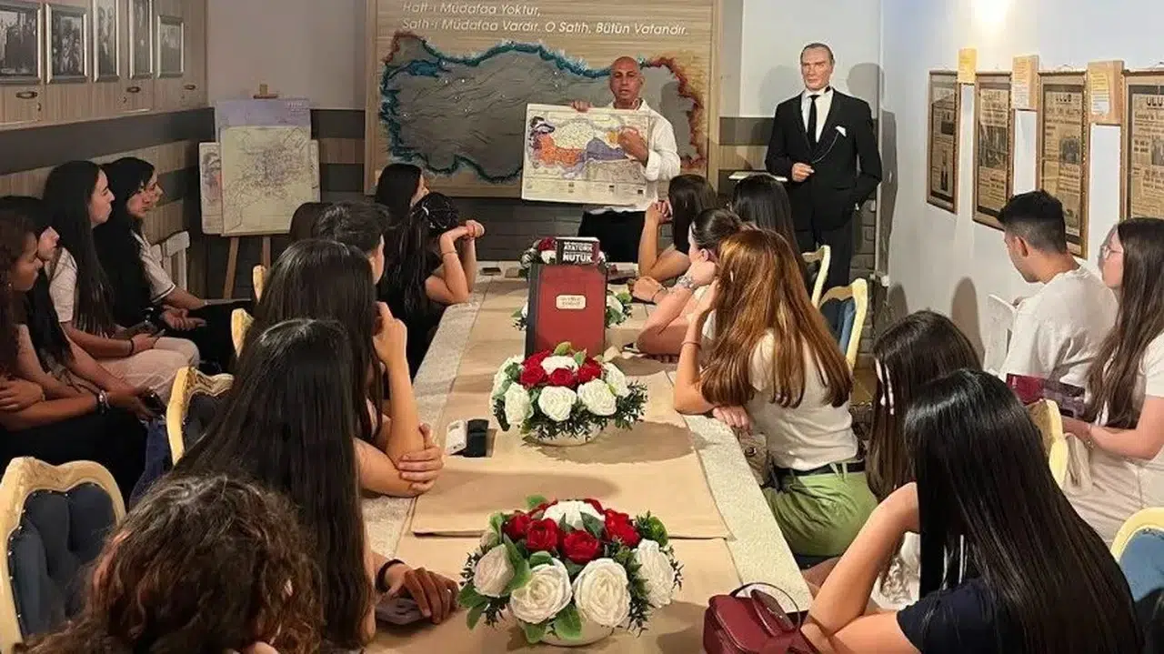 İzmir'de Liseli Gençler Müzede Geziyor projesi ile kültürel miras keşfediliyor