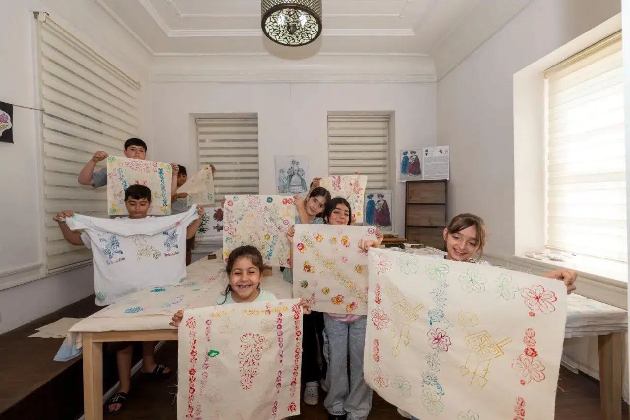 İzmir Kırmızısı ile geleneksel basmacılık, çocuklarla geleceğe taşınıyor