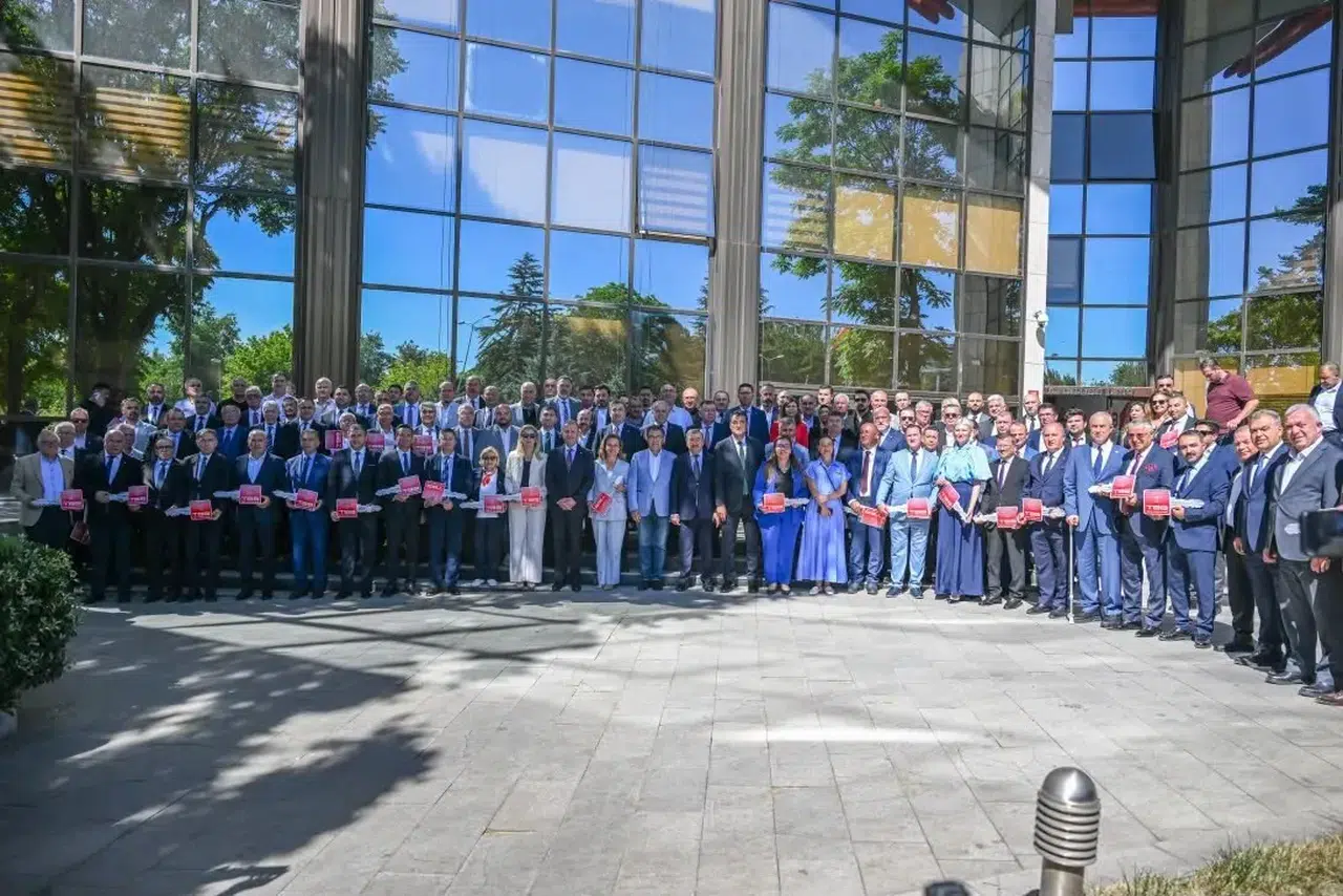 Menderes Belediyesi, filoyu büyütüyor: Yeni ekskavatör anahtarı teslim edildi!