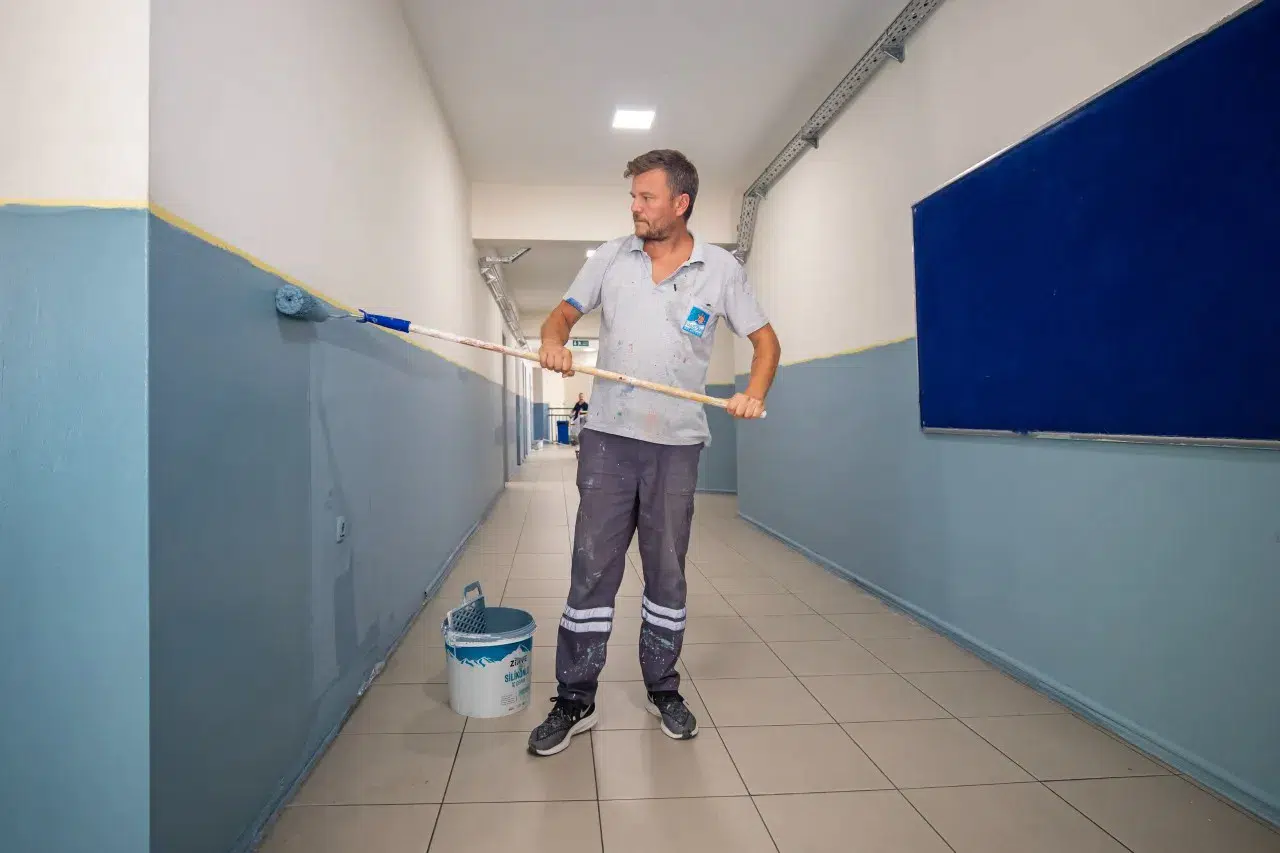Narlıdere'de okullara yaz dönemi bakım ve onarım desteği sürüyor