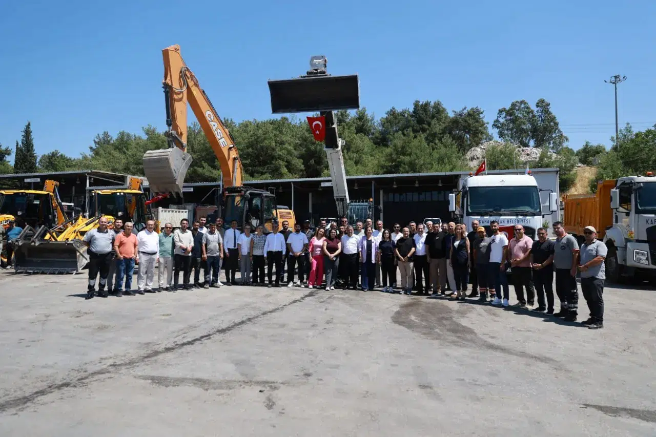 Karabağlar Belediyesi'nde toplu iş sözleşmesi sevinci