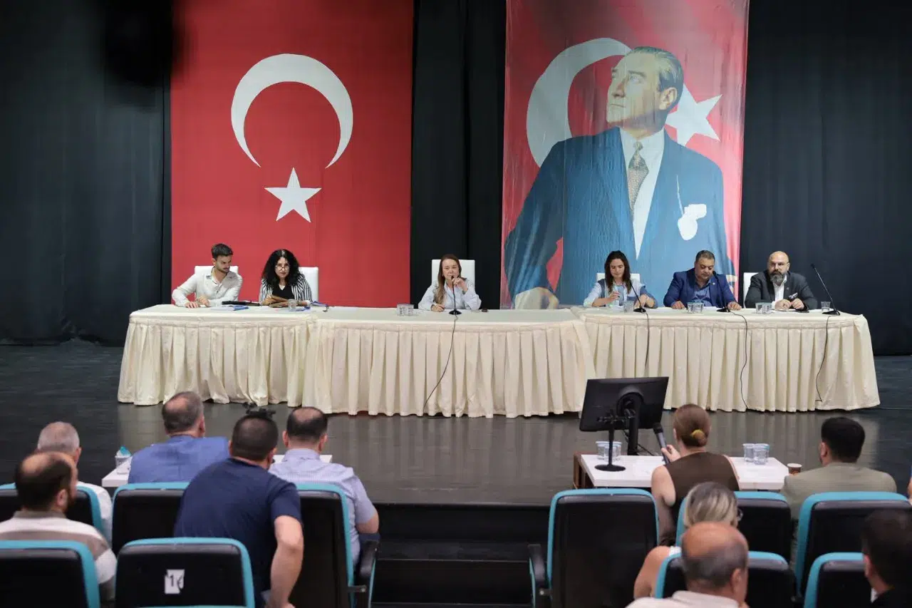 Konak Belediyesi'nde kentsel tasarım ve şeffaflık vurgusu: Yeni düzenlemelerle estetik dönüşüm hedefleniyor.