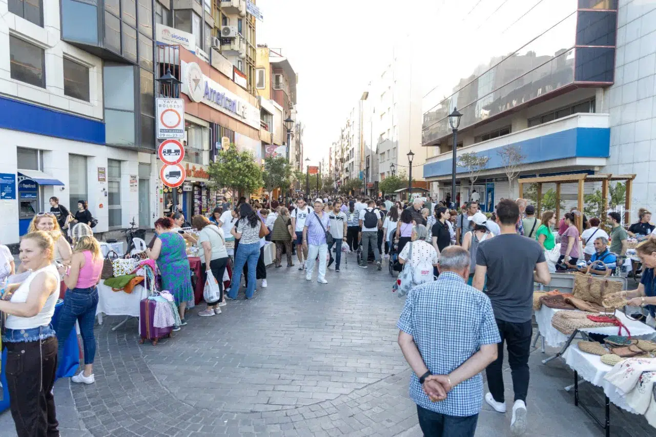 Karşıyaka Gece Pazarı kadın dayanışmasını büyütüyor