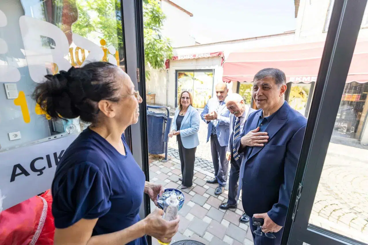 Başkan Tugay Güzelbahçe'de esnaf ve vatandaşlarla buluştu