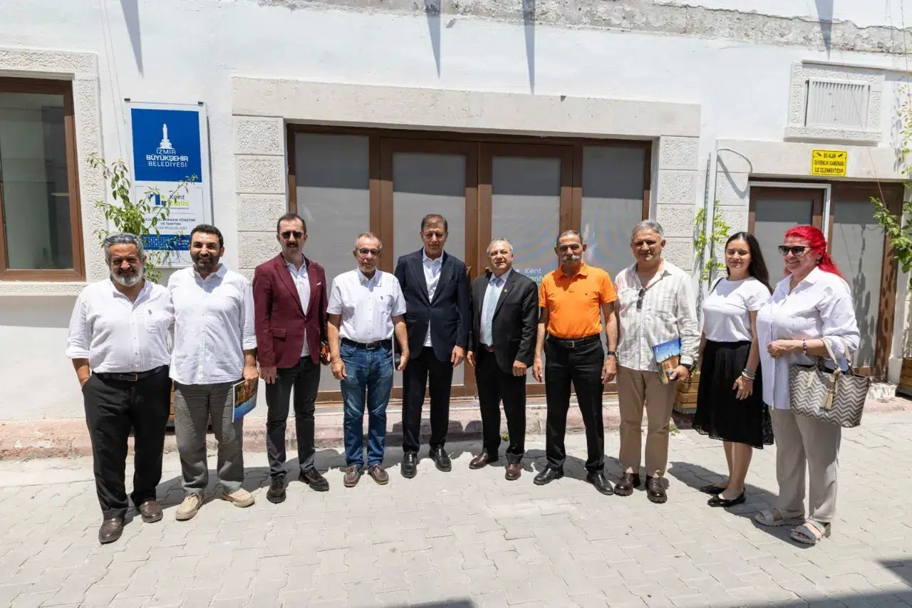 Başkan Tugay Kemeraltı esnafıyla buluştu, projeler ve otopark tartışıldı. İzmir'in geleceği için önemli adımlar!