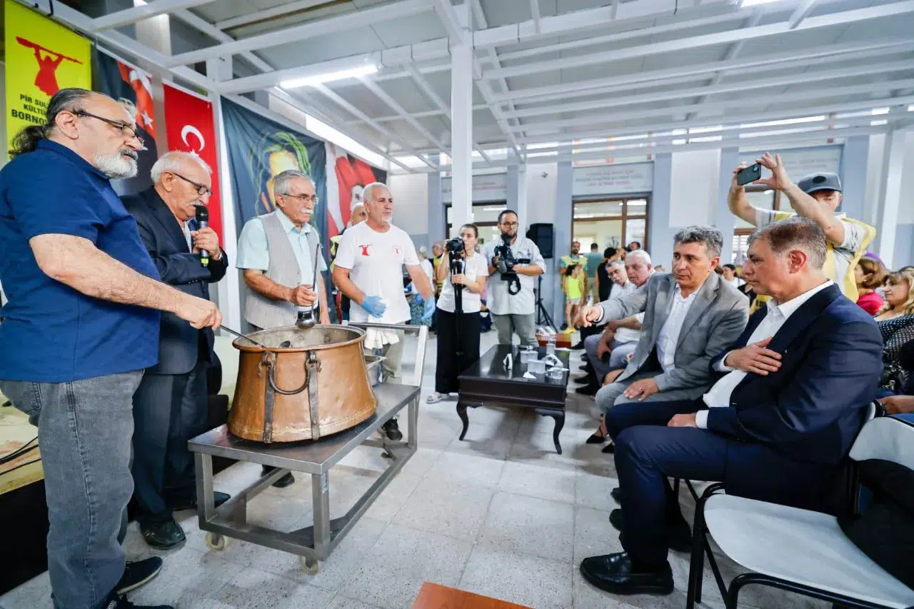 İzmir'de Aşure Günü'nde muharrem ayı etkinliği ile dayanışma ve birlik mesajları verildi.