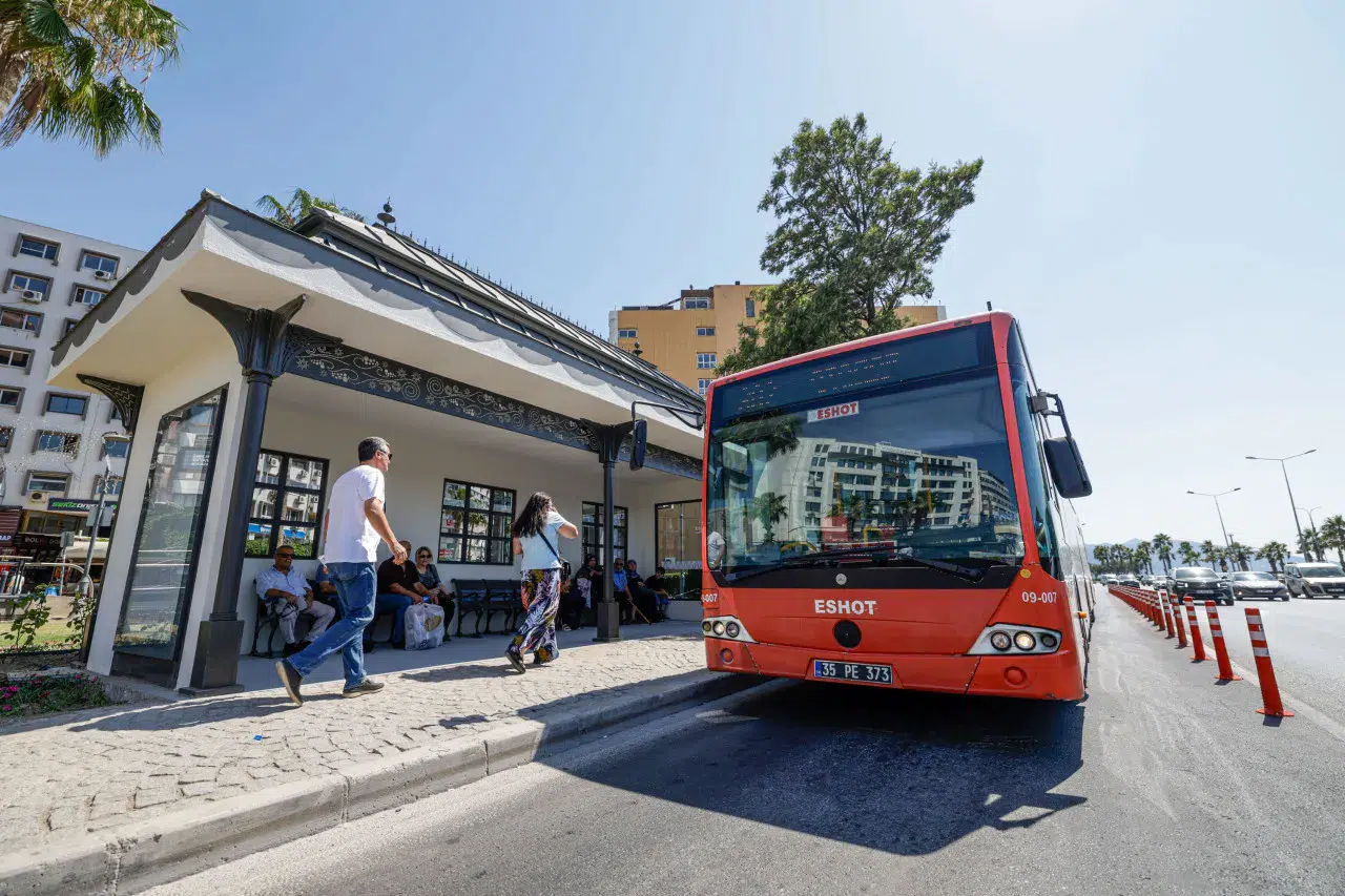 İzmir'in kimliğini yansıtan Konak Durağı hizmete açıldı