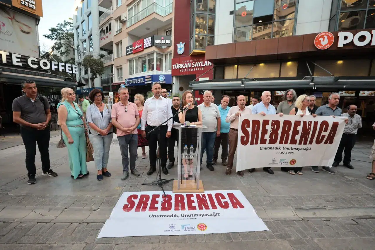 Srebrenitsa’da katledilen canlar Konak’ta anıldı