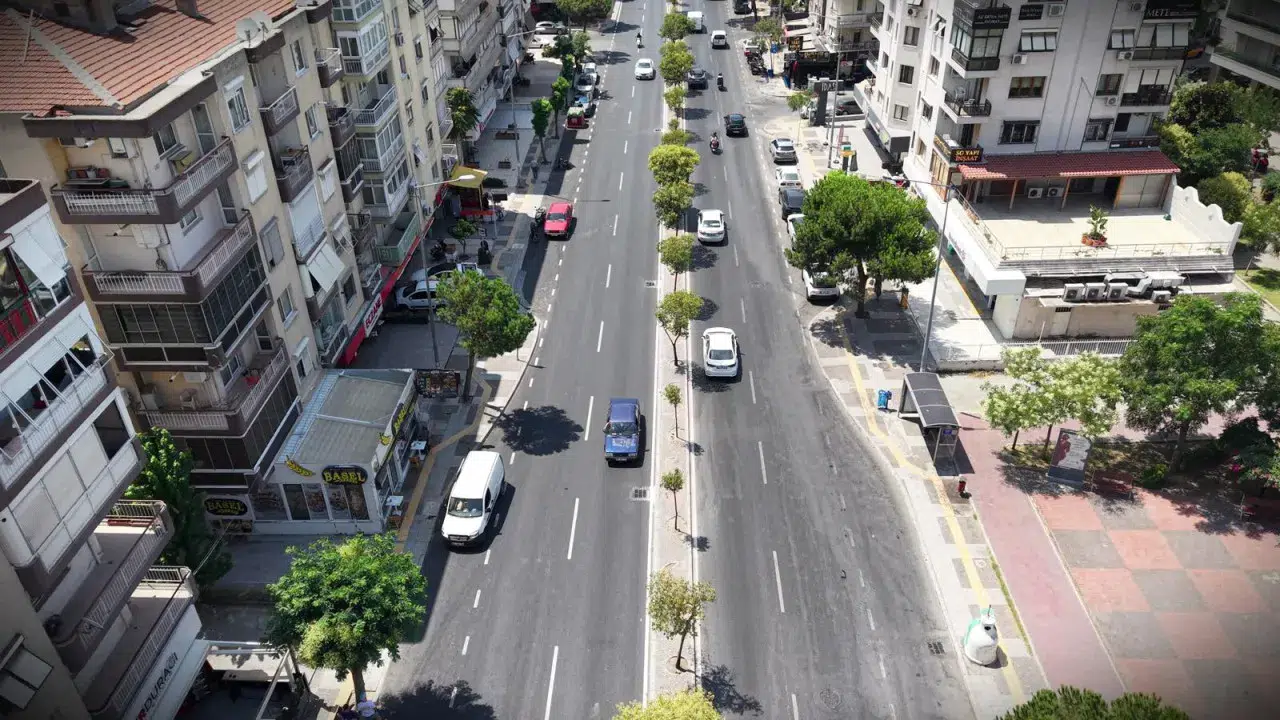 Karşıyaka'da Girne Bulvarı’nda yol yenileme çalışmaları tamamlandı, ulaşım konforu arttı.