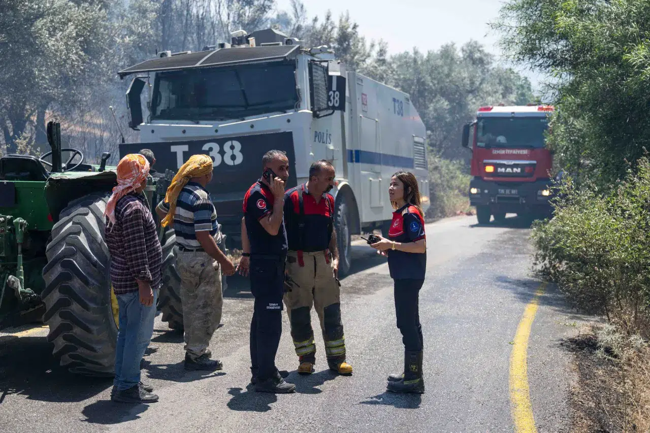 Belediye ekipleri, Orman Bölge Müdürlüğü ile koordineli çalışarak söndürme çalışmalarına destek verdi