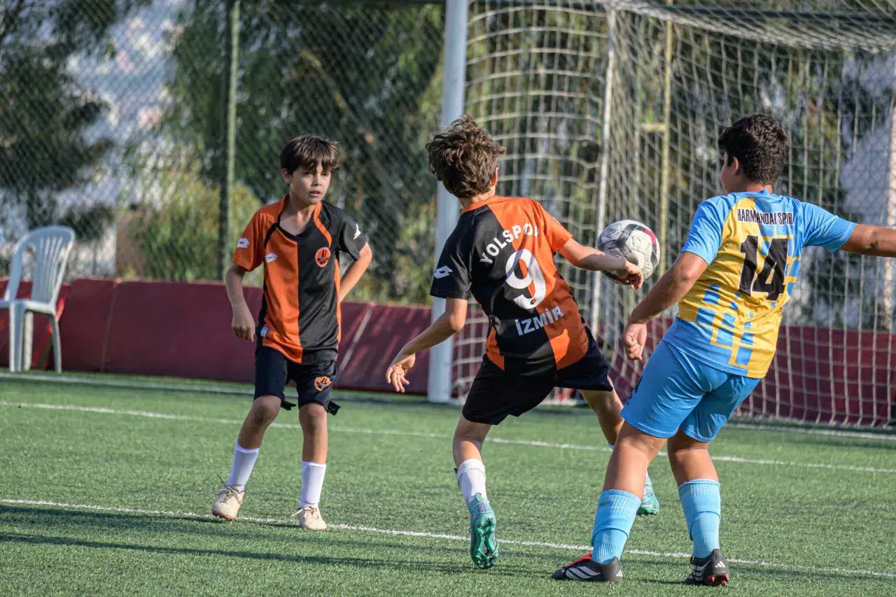 80 Takım, 1600 Sporcu Bayraklı'da U-12 Futbol Turnuvası'nda Şampiyonluk İçin Yarışıyor