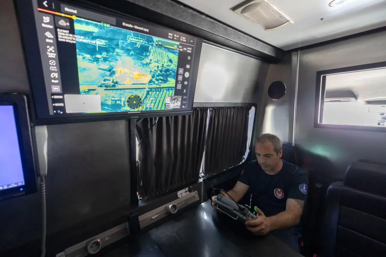 İzmir, İtfaiye Dairesi'ne yeni dron ile yangın söndürmede devrim yaratacak teknolojiyi kazandırdı.