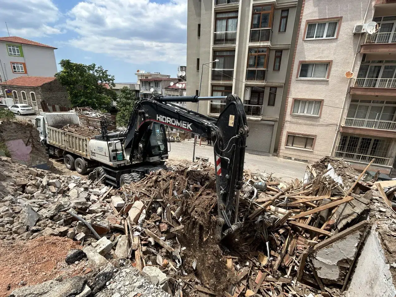 Konak'ta Metruk Binalar Yıkılıyor, 363 Yapı Kontrol Altına Alındı