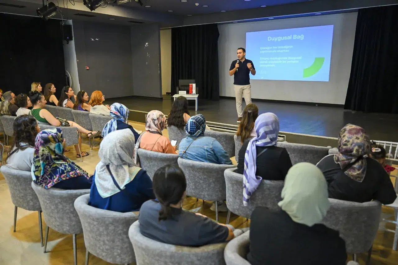 Uzman isimler Bornova’da çocuk eğitimini anlattı... "Duygusal bağ kurun, tutarlı sınırlar çizin"