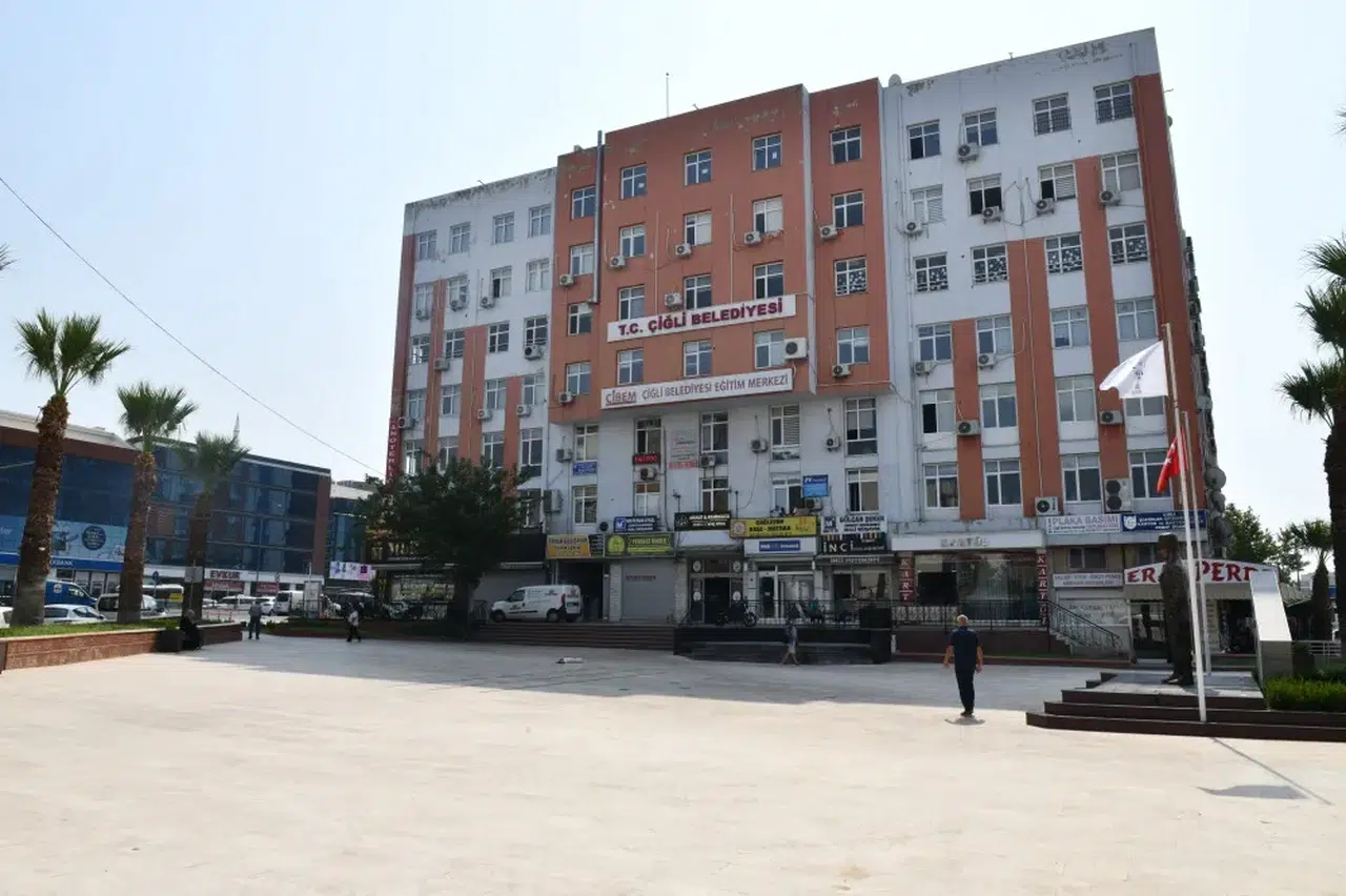 Çiğli Belediye Başkanı Onur Emrah Yıldız'ın aracına silahlı saldırı