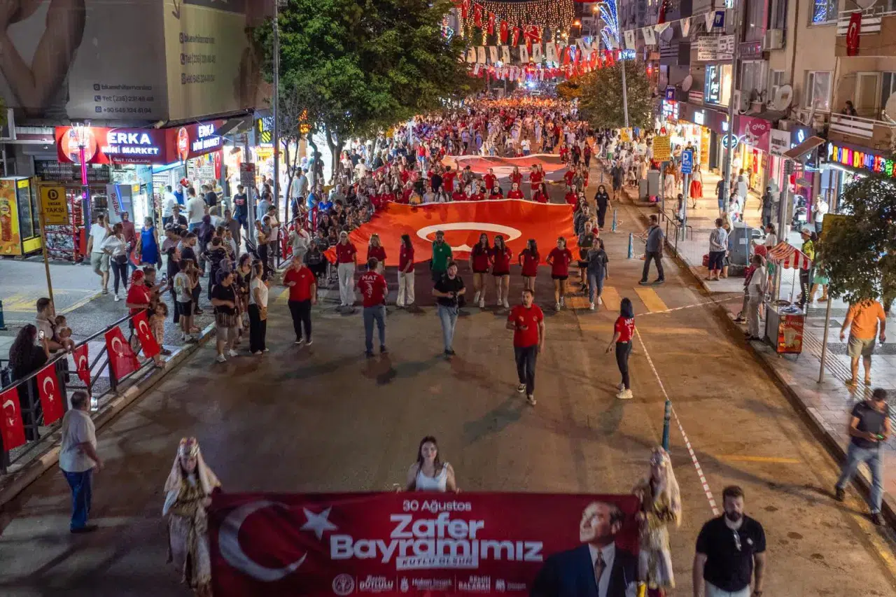 Zafer Bayramı Coşkusu Manisa’yı Sardı Fener Alayının Ardından Hadise Rüzgarı Esti
