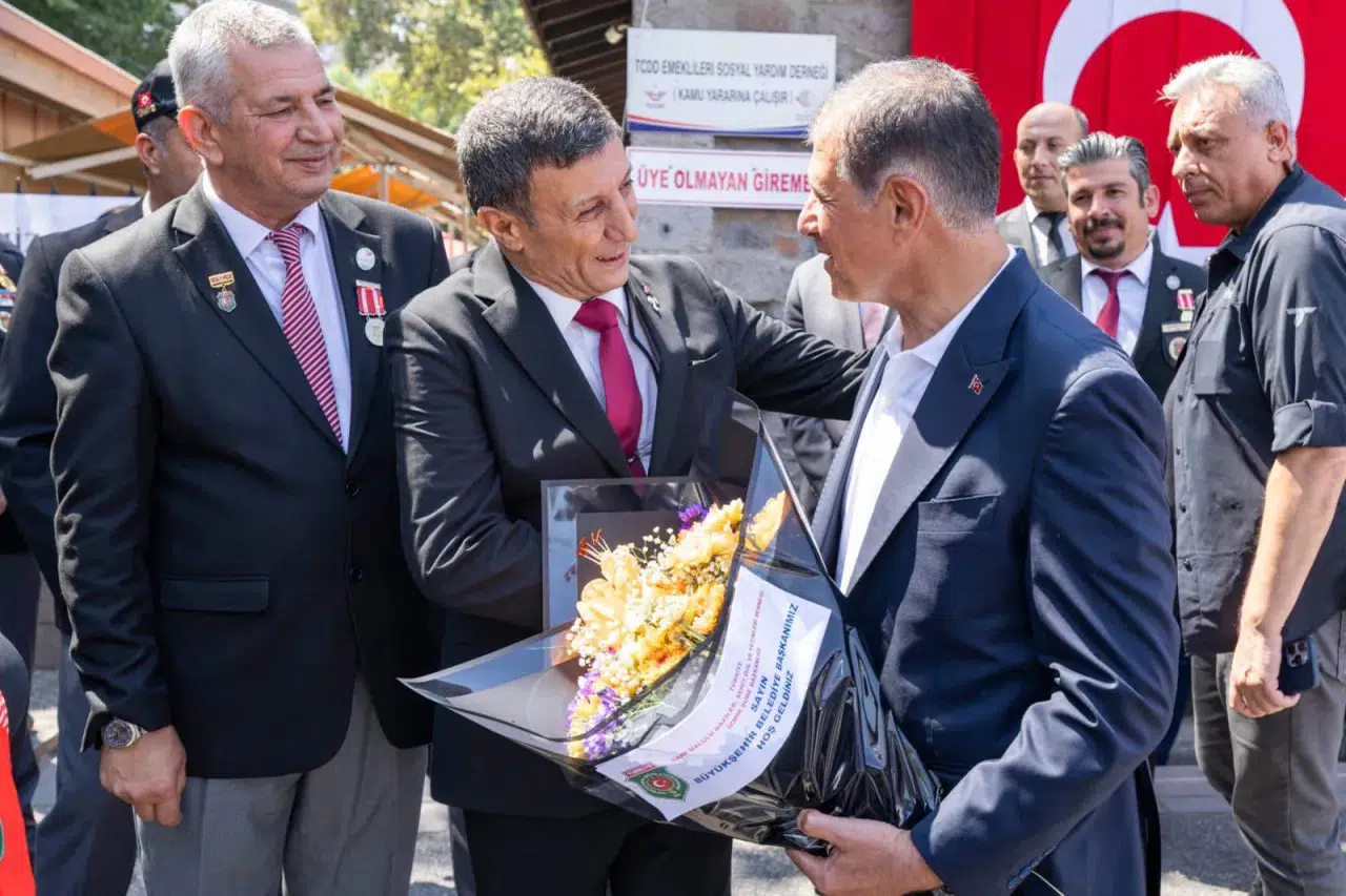 “Şehit ailelerimiz ve gazilerimiz baş tacımız”