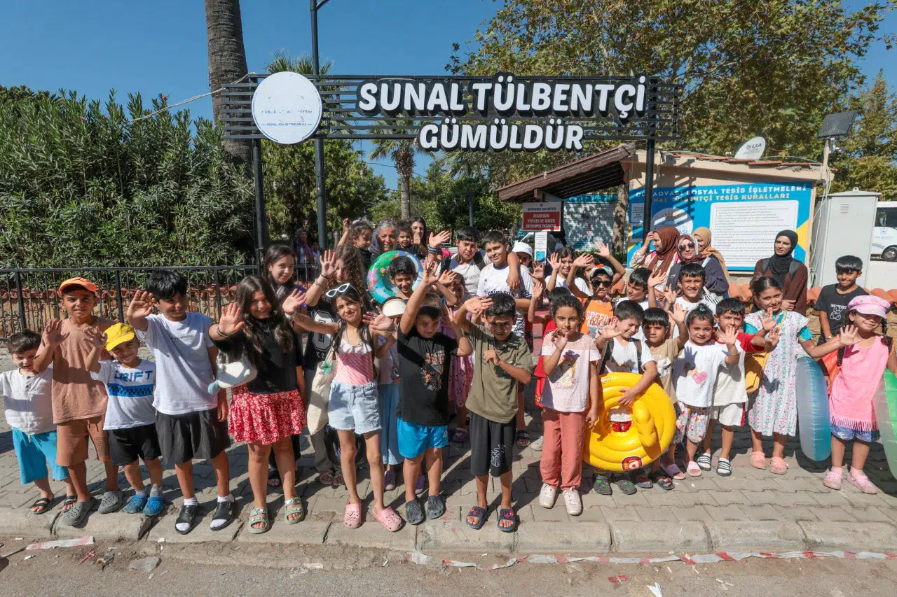 Konaklı çocuklar ve kadınlar denizle buluşmaya devam ediyor