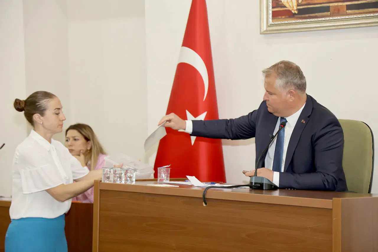 Urla’da istifalar sonrası ilk meclis toplandı; “Kesintisiz hizmet anlayışımızı sürdüreceğiz”