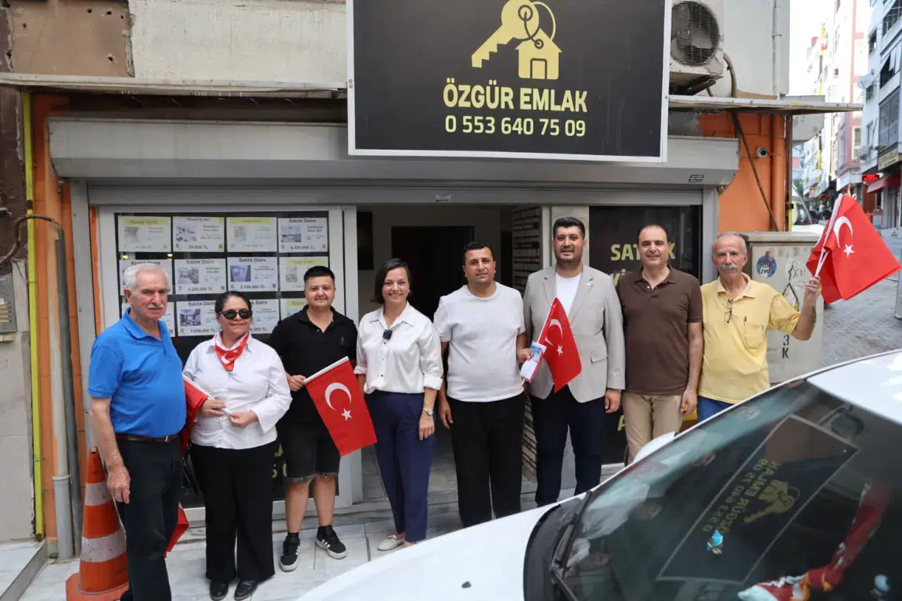 Karabağlar 30 Ağustos'ta Türk bayraklarıyla donatıldı