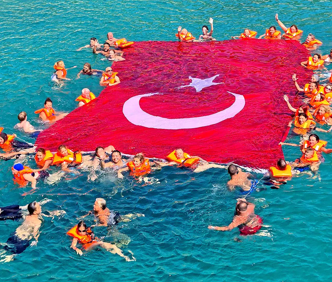 Çeşme’de kadınlar bayrağı denizin üzerinde dalgalandırdı