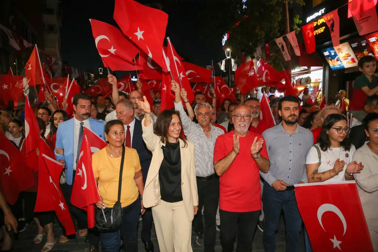 Karşıyaka Çarşısı 30 Ağustos’ta gelincik tarlasına dönüştü