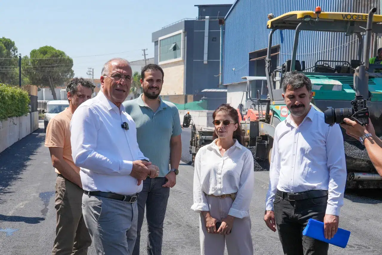 Gaziemir’de asfaltlama atağı: 4 bin 470 ton asfaltla yollar yenileniyor
