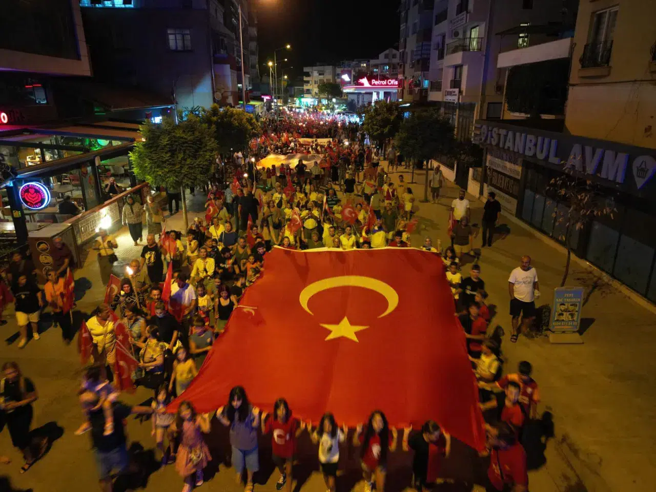Dikili’de 30 Ağustos coşkusu meydanlara taştı