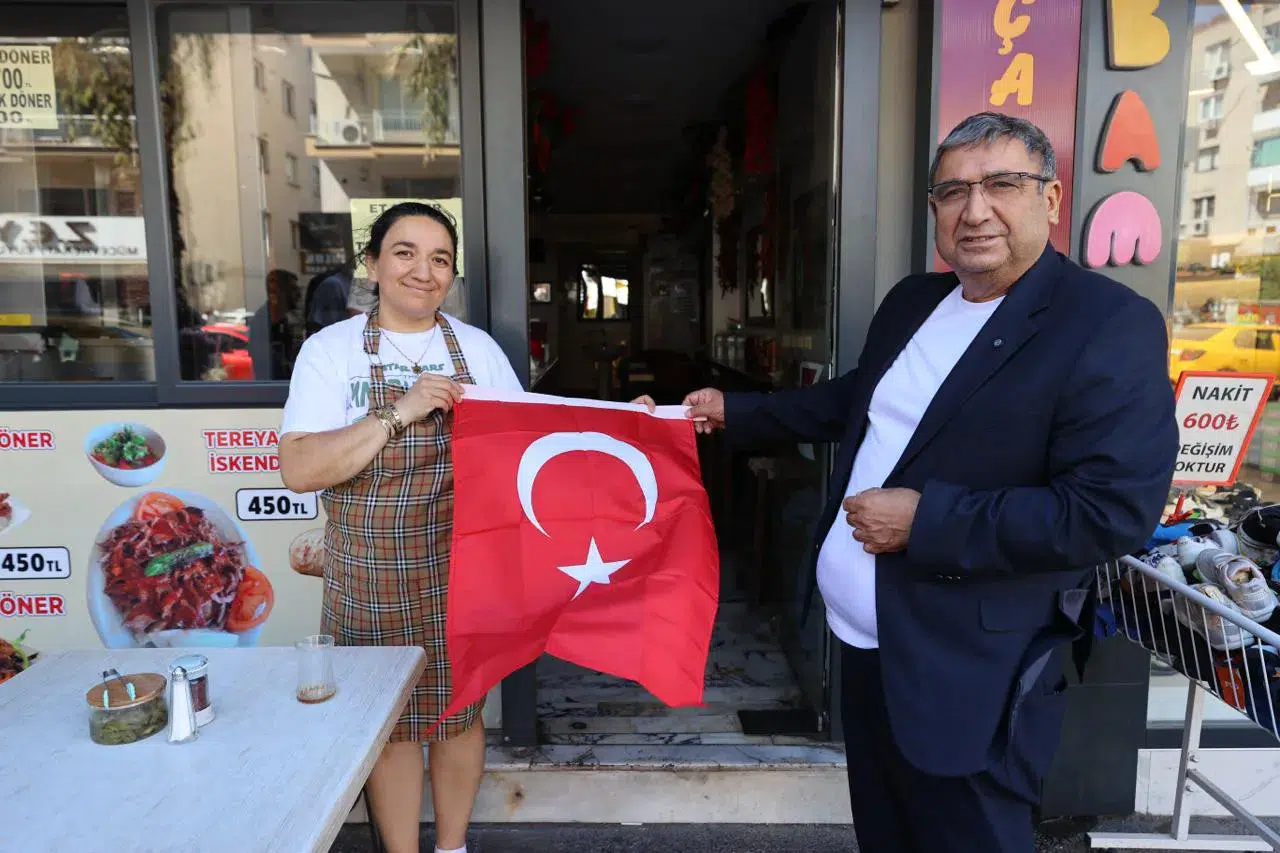 Buca’da 30 Ağustos Öncesi Esnafa Bayrak Dağıtıldı