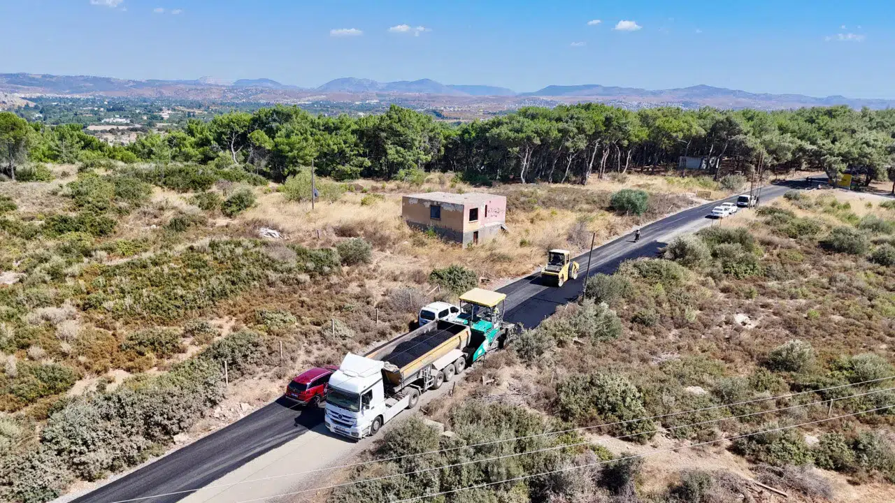 Seferihisar’da asfalt seferberliği Teos Caddesi’nde devam ediyor