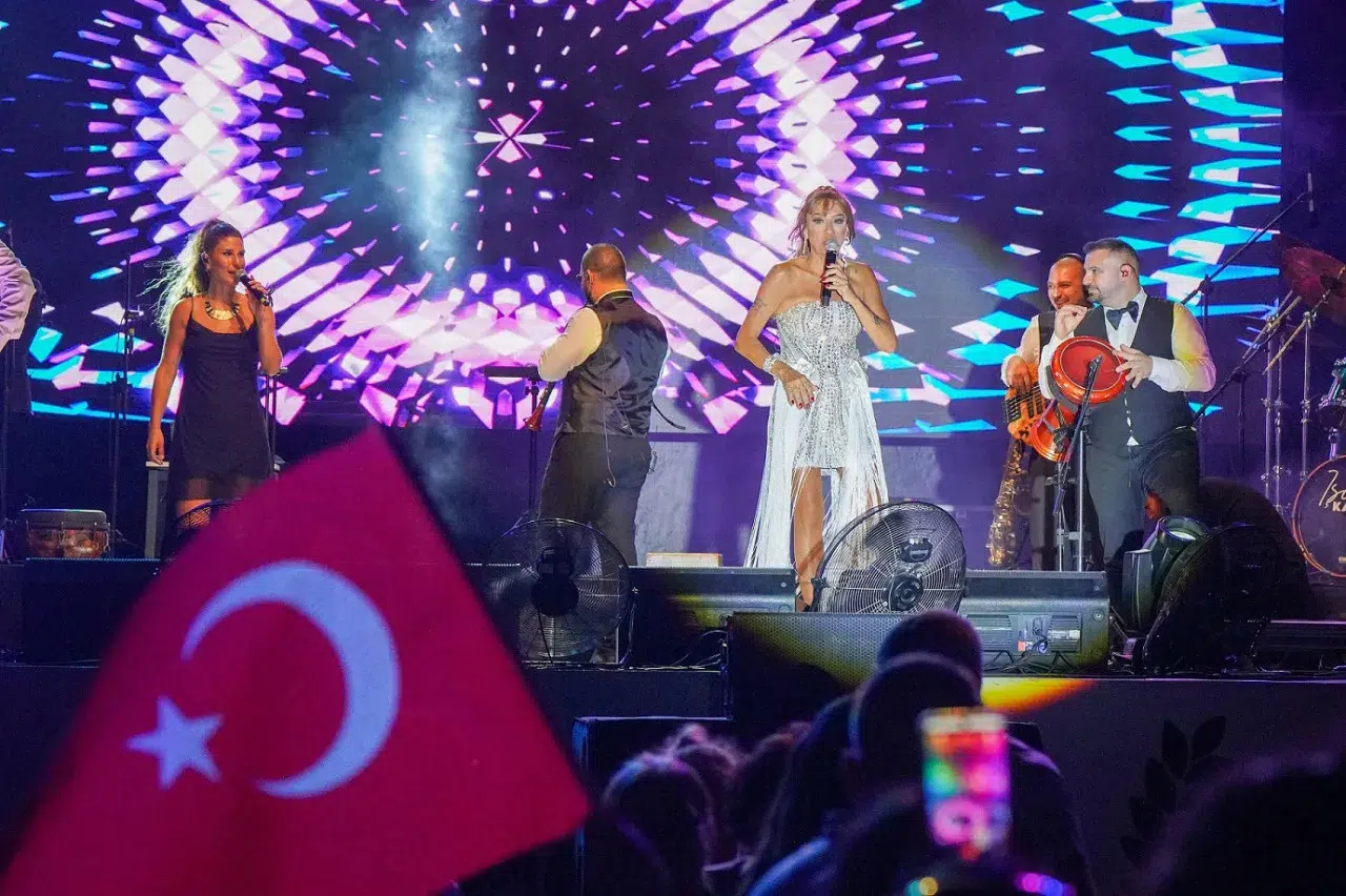 Gaziemir, Zafer Bayramı’nı Işın Karaca konseriyle kutladı