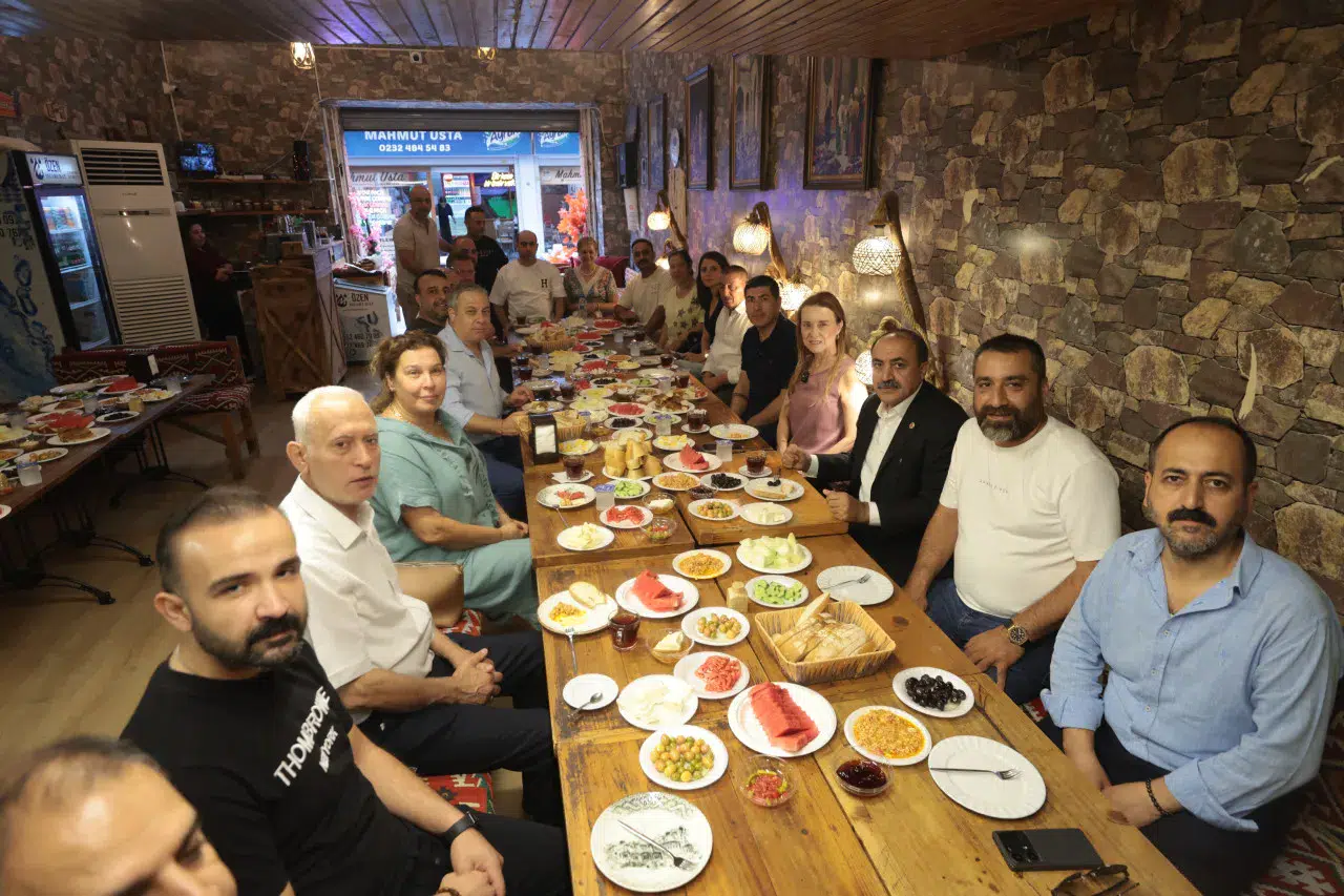Başkan Mutlu, Tarihi Çarşı’da esnafla buluştu: “Kemeraltı, en büyük zenginliğimiz”