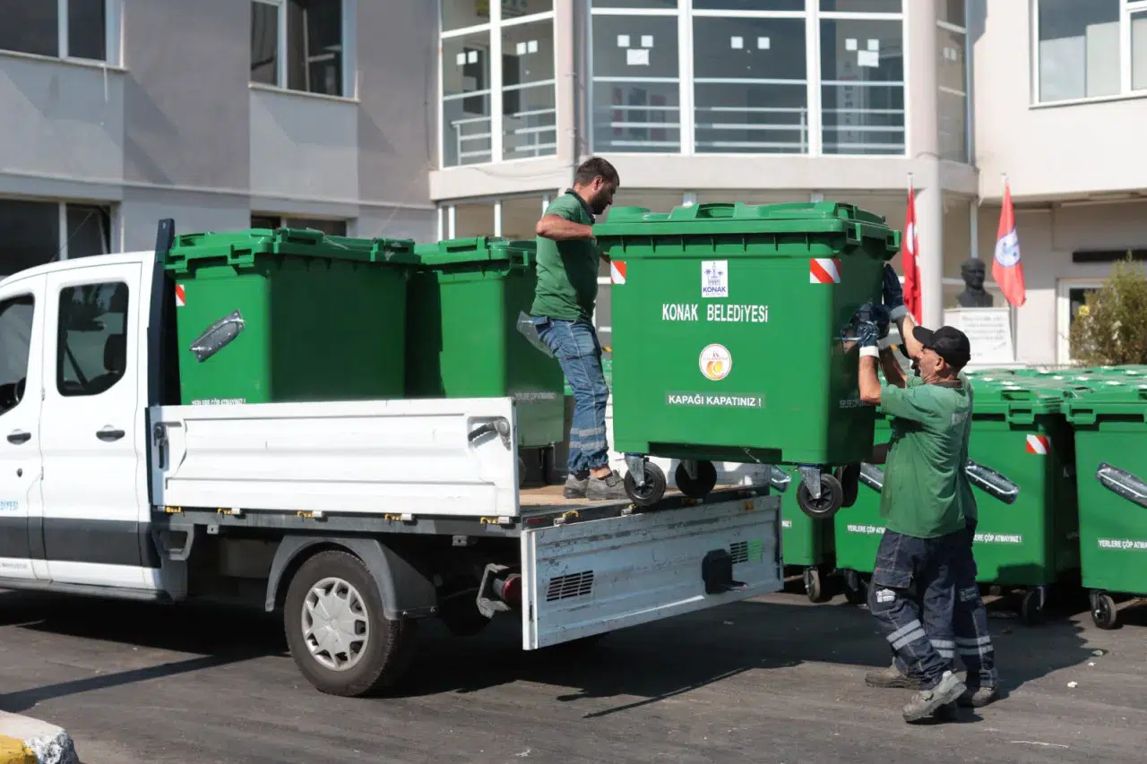 Konak’ın sokakları yeni konteynerlerine kavuştu