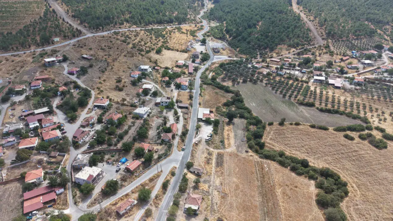 Kınık’ta 5 mahalleyi birbirine bağlayan yollar yenilendi