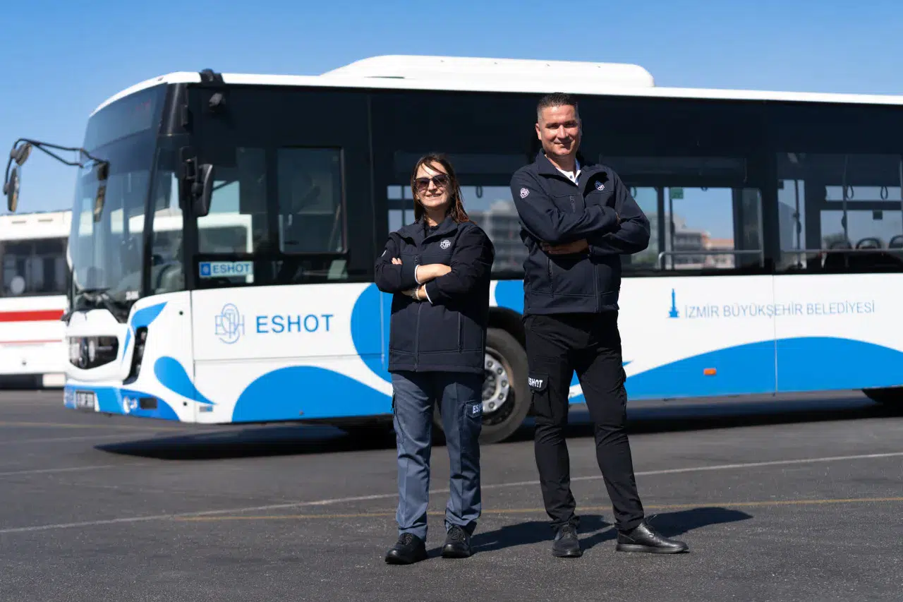 ESHOT şoförleri yeni görünümüyle İzmir yollarında