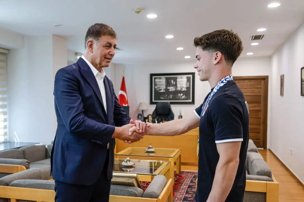 Başkan Tugay, altın madalyalı sporcuyu ağırladı