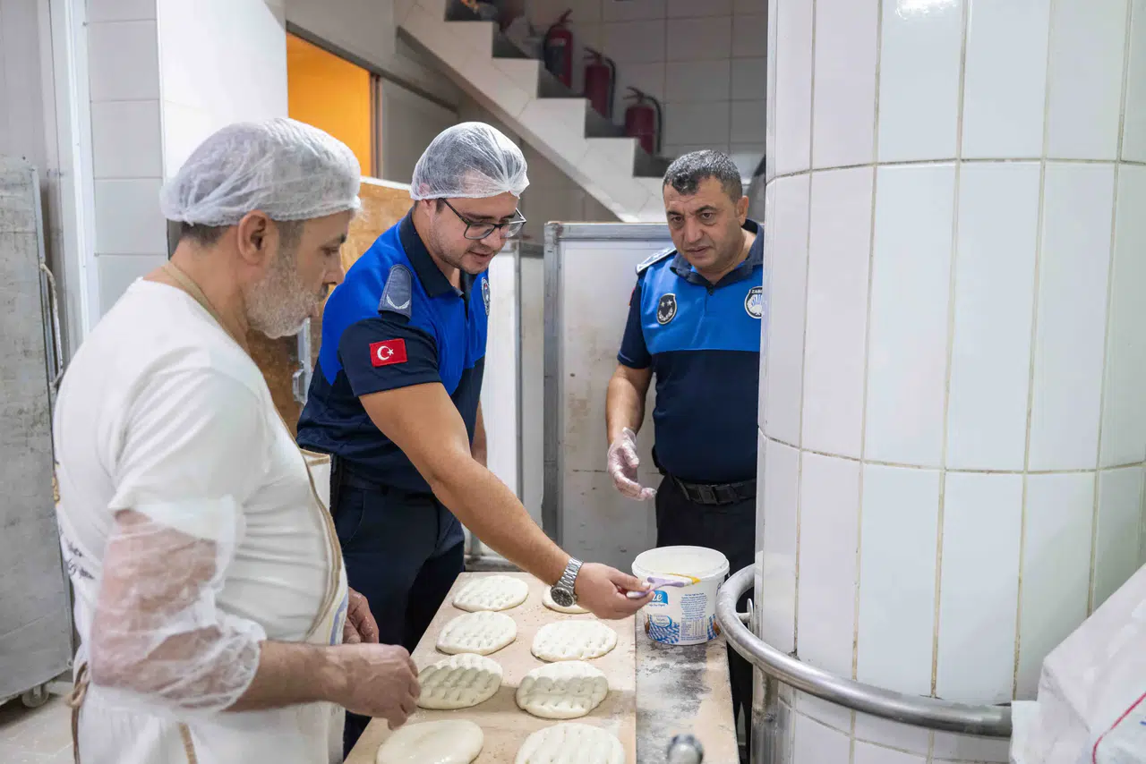 Bornova’da gece yarısı zabıta operasyonu