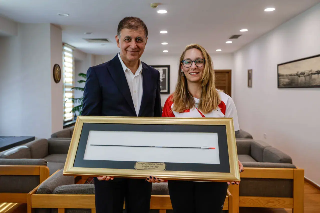 Başkan Tugay, şampiyon okçu Dünya Yenihayat’ı ağırladı