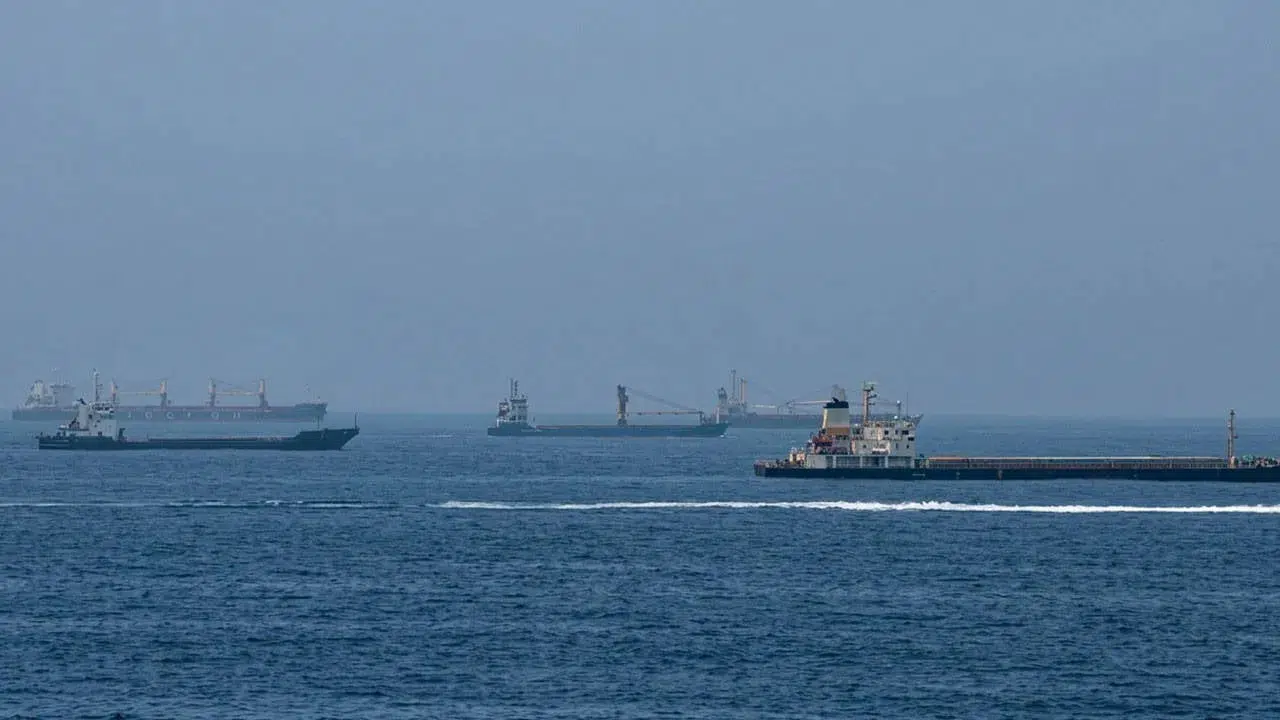 Umman açıklarında tanker 3 mühimmatla vuruldu