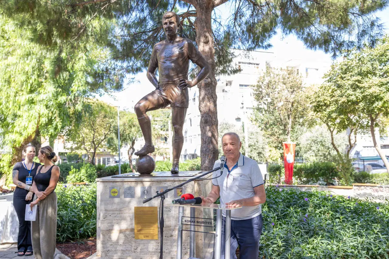 Konak’ta vefa dolu buluşma: Metin Oktay heykeli önünde anıldı