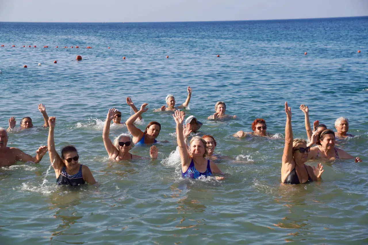Dünya Barış Gününe denizde pilates ile başladılar