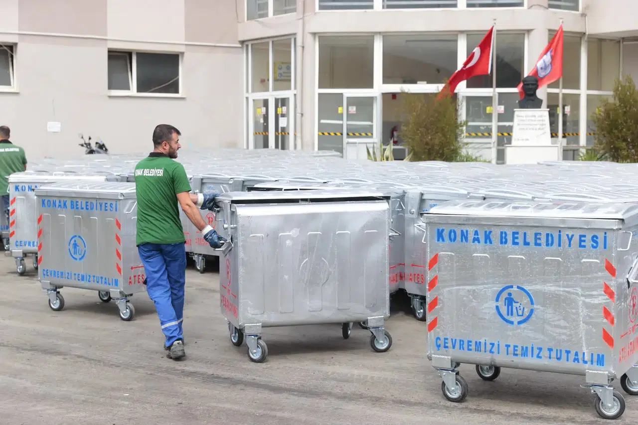 Konak’ta konteynerler yenilenmeye devam ediyor