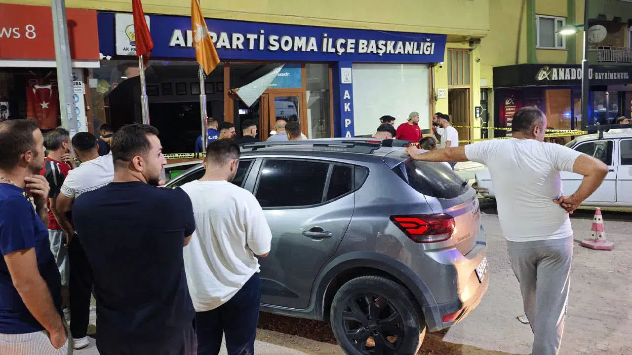 Soma'da otomobil AKP ilçe binasına daldı: Sürücü yaralandı