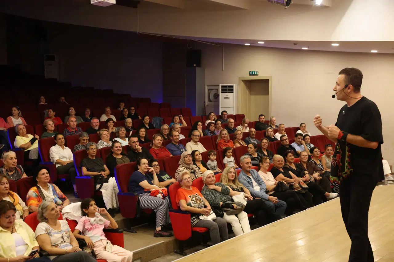Çiğli Komedi Akşamları Yeni Sezonunu Roman Gecesiyle Açtı