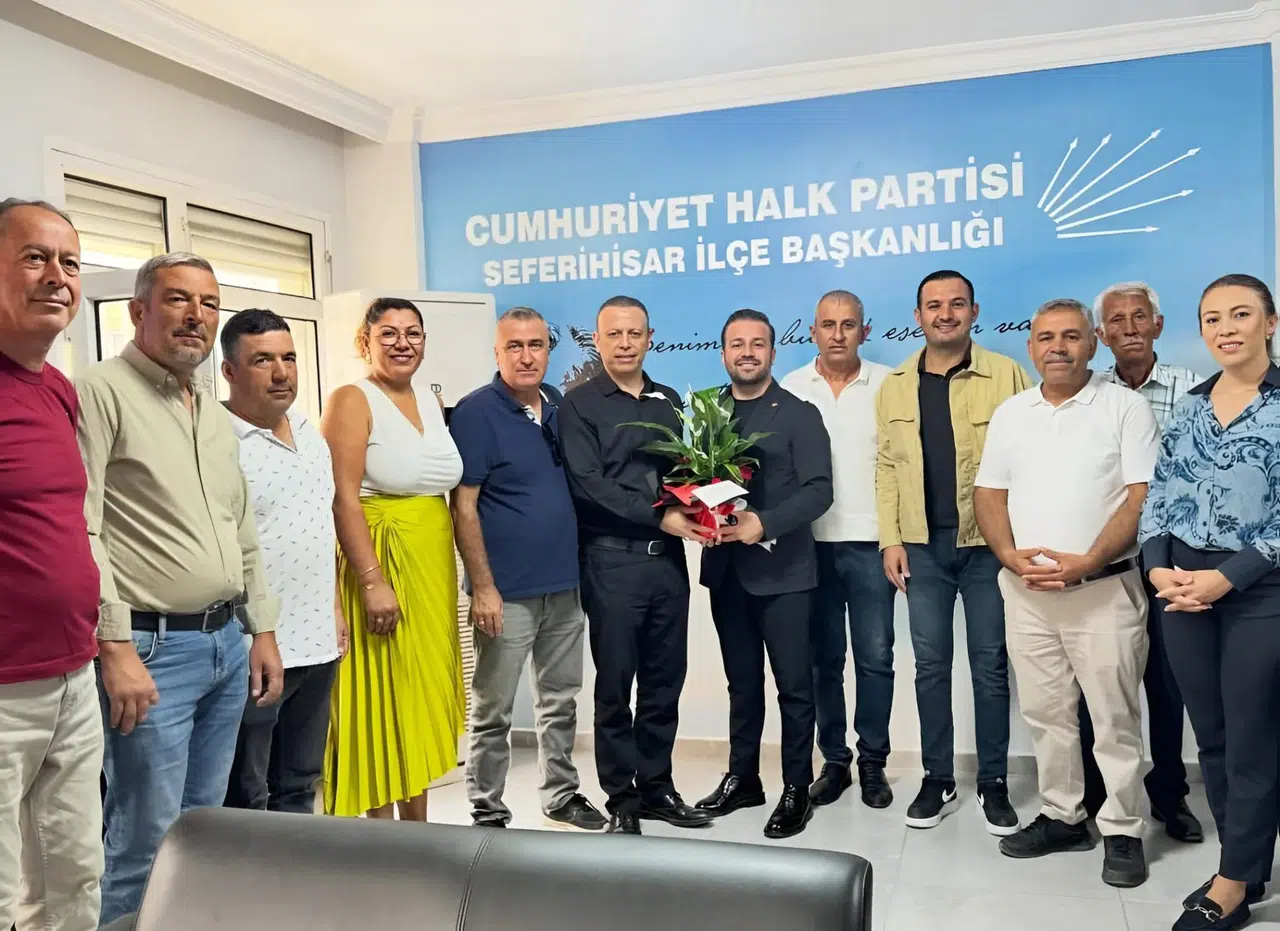 Seferihisar muhtarları CHP ilçe başkanı Cebeci'yi ziyaret etti